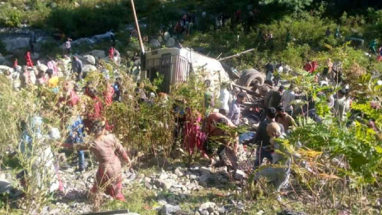 J&Ks Poonch: జమ్మూలో లోయలో పడ్డ బస్సు.. 12 మంది మృతి.. 25 మందికి గాయాలు J&Ks Poonch: జమ్మూలో లోయలో పడ్డ బస్సు.. 12 మంది మృతి.. 25 మందికి గాయాలు