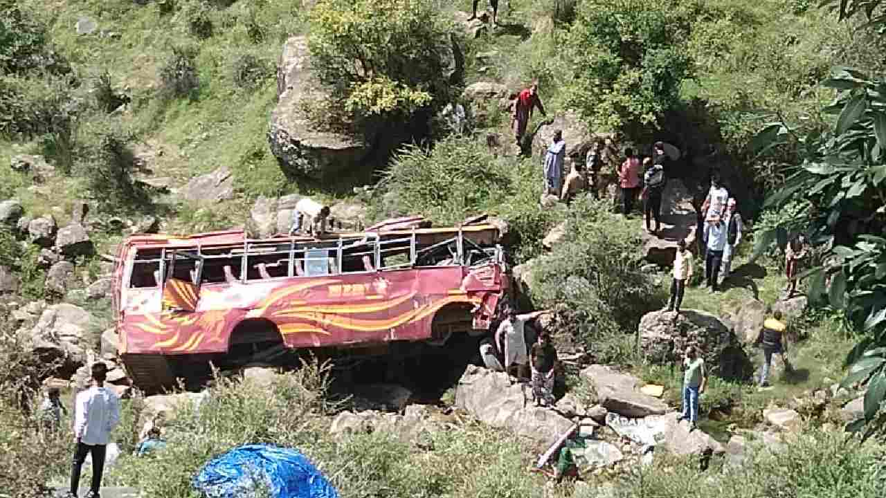 Jammu and Kashmir: జమ్మూలో బస్సు ప్రమాదం.. ఐదుగురు మృతి.. 12 మందికి గాయాలు Jammu and Kashmir: జమ్మూలో బస్సు ప్రమాదం.. ఐదుగురు మృతి.. 12 మందికి గాయాలు