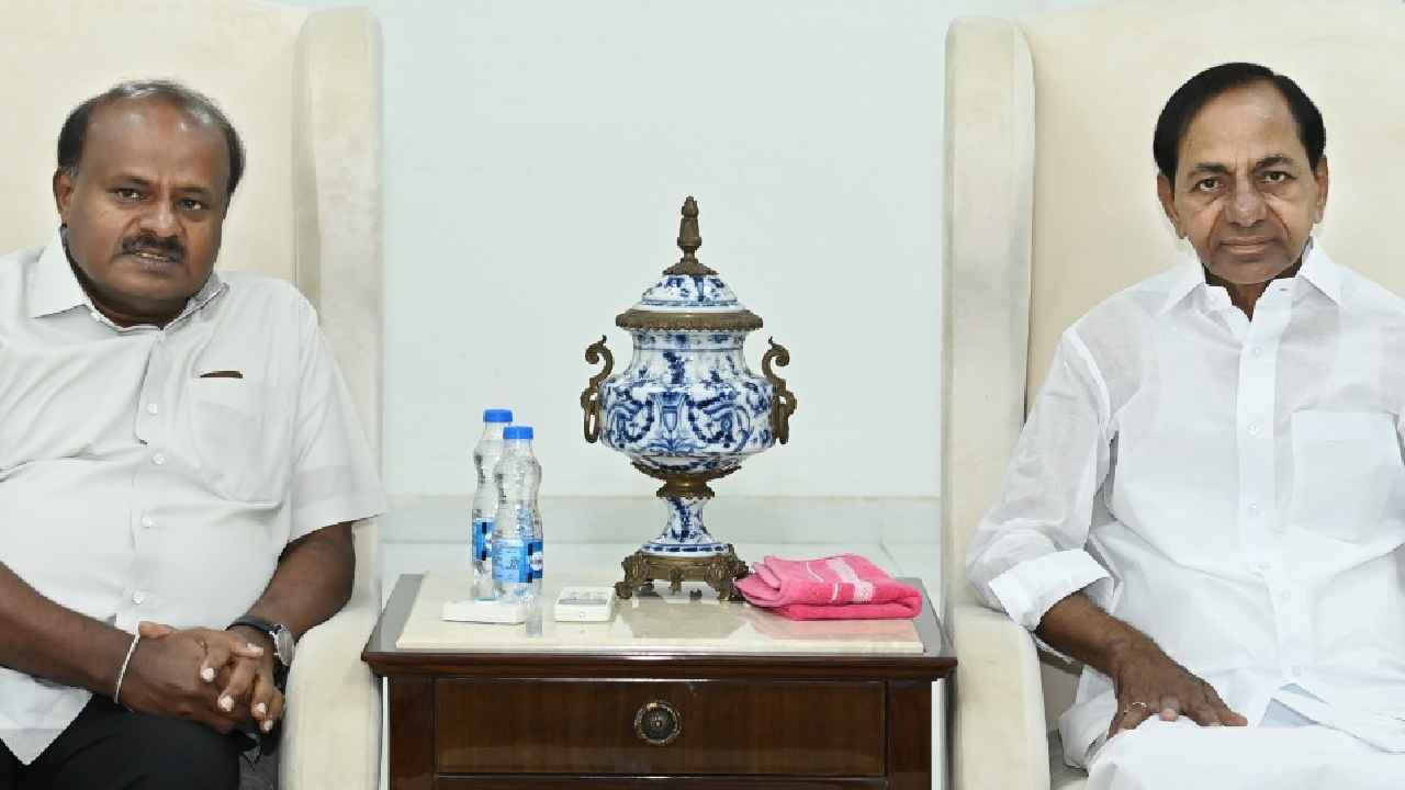 KCR Kumaraswamy : కుమారస్వామితో ముగిసిన కేసీఆర్ భేటీ.. జాతీయ రాజకీయాలు, కొత్త పార్టీపై చర్చ KCR Kumaraswamy : కుమారస్వామితో ముగిసిన కేసీఆర్ భేటీ.. జాతీయ రాజకీయాలు, కొత్త పార్టీపై చర్చ