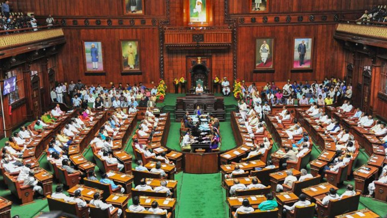 Karnataka: తీవ్ర నిరసనల మధ్య కర్ణాటక ఎగువ సభలో వివాదాస్పద మత మార్పిడి బిల్లుకు ఆమోదం Karnataka: తీవ్ర నిరసనల మధ్య కర్ణాటక ఎగువ సభలో వివాదాస్పద మత మార్పిడి బిల్లుకు ఆమోదం