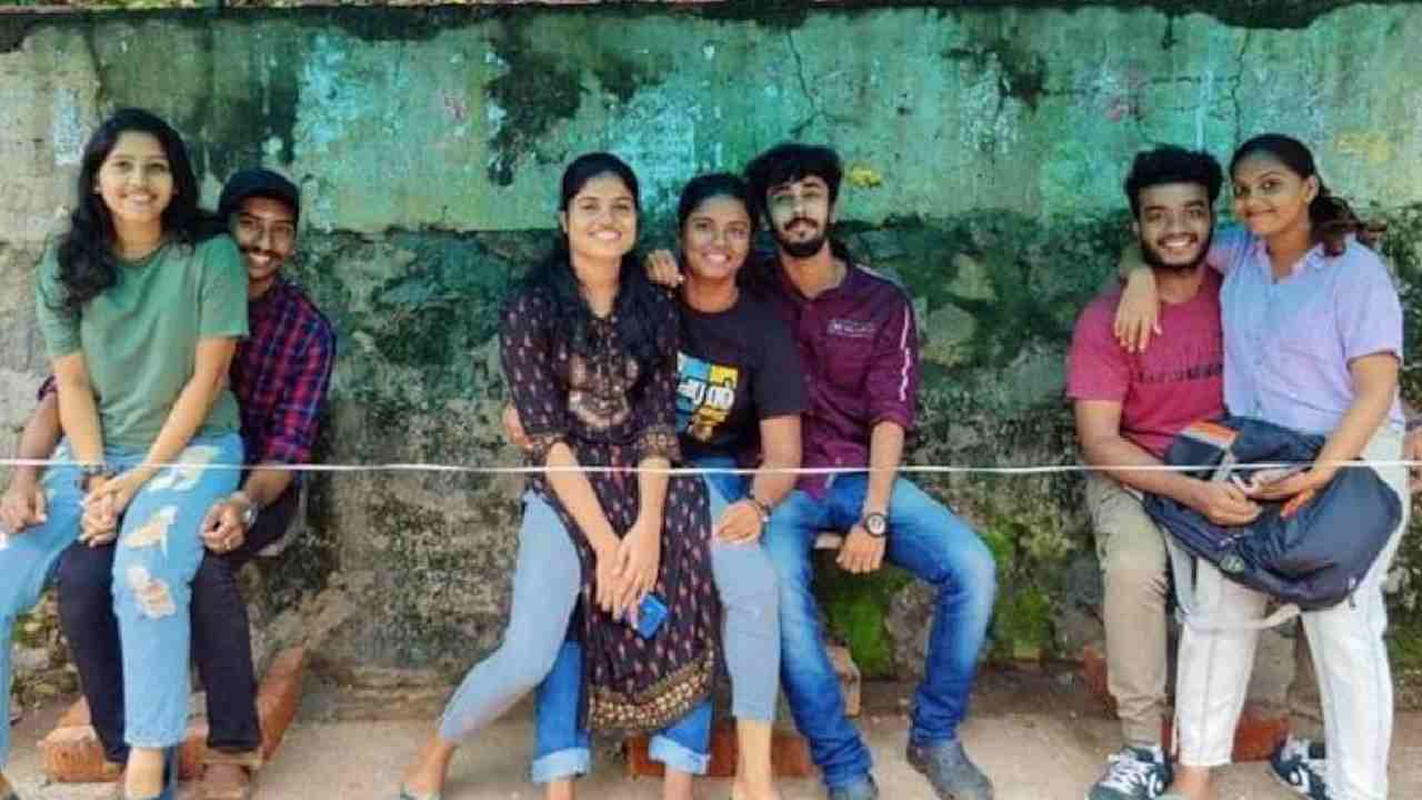 Kerala Sit-In-Lap Controversy: కేరళలో ‘సిట్ ఇన్ ల్యాప్’ వివాదం.. కొత్త బెంచీ నిర్మాణానికి అంగీకారం Kerala Sit-In-Lap Controversy: కేరళలో ‘సిట్ ఇన్ ల్యాప్’ వివాదం.. కొత్త బెంచీ నిర్మాణానికి అంగీకారం