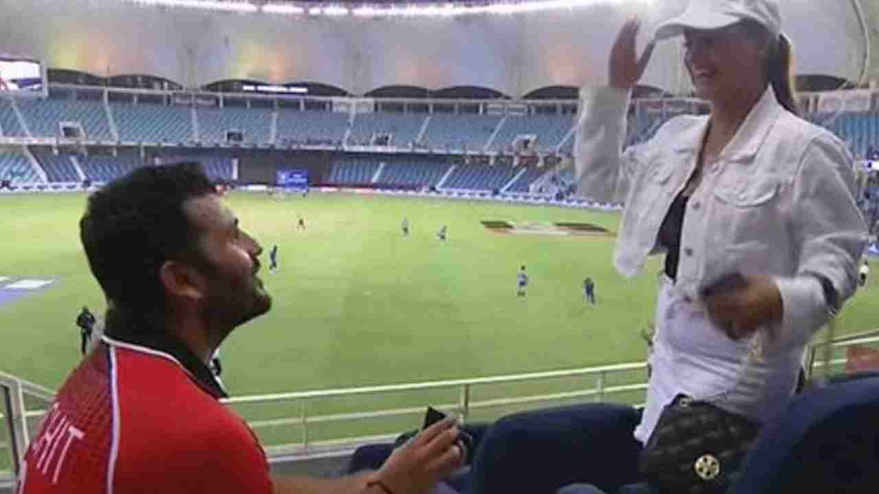 Hong Kong Cricketer: మ్యాచ్ అనంతరం స్నేహితురాలికి లవ్ ప్రపోజ్ చేసిన హాంకాంగ్ క్రికెటర్ .. ఆమె ఎలా రియాక్టయిందంటే.. వీడియో వైరల్ Hong Kong Cricketer: మ్యాచ్ అనంతరం స్నేహితురాలికి లవ్ ప్రపోజ్ చేసిన హాంకాంగ్ క్రికెటర్ .. ఆమె ఎలా రియాక్టయిందంటే.. వీడియో వైరల్