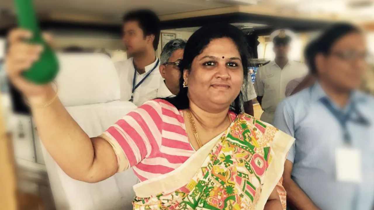 Kothapalli Geetha: బ్యాంకును మోసగించిన కేసులో.. మాజీ ఎంపీ కొత్తపల్లి గీత దంపతులకు ఐదేళ్లు జైలుశిక్ష .. Kothapalli Geetha: బ్యాంకును మోసగించిన కేసులో.. మాజీ ఎంపీ కొత్తపల్లి గీత దంపతులకు ఐదేళ్లు జైలుశిక్ష ..