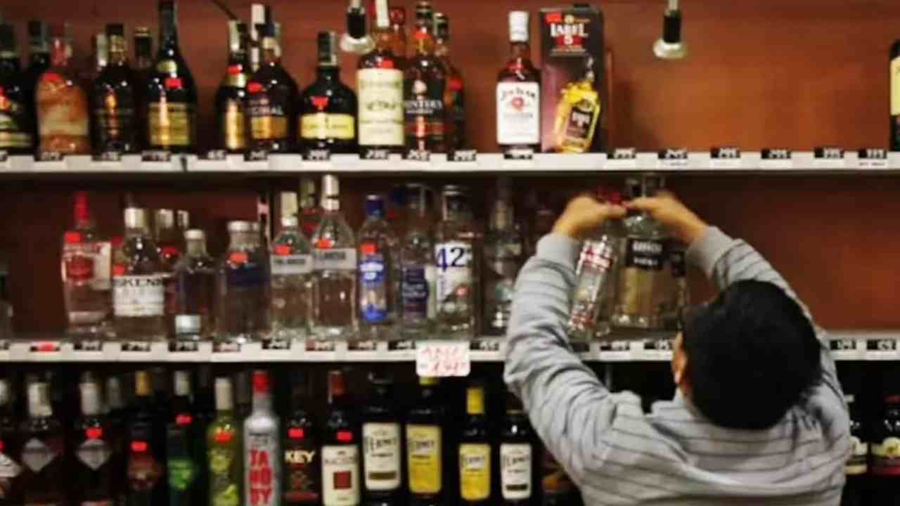 Delhi Liquor Scam: ఢిల్లీ లిక్కర్ స్కాంలో కదులుతున్న డొంక.. ఈడీ సోదాల్లో వెలుగులోకి సంచలన విషయాలు .. Delhi Liquor Scam: ఢిల్లీ లిక్కర్ స్కాంలో కదులుతున్న డొంక.. ఈడీ సోదాల్లో వెలుగులోకి సంచలన విషయాలు ..