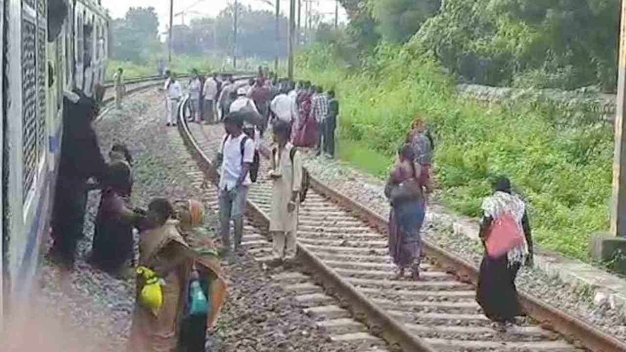 MMTS TRAIN: ఎంఎంటీఎస్ రైలుకు తప్పిన ప్రమాదం.. భారీ శబ్దాలు రావడంతో పరుగులు తీసిన ప్రయాణికులు MMTS TRAIN: ఎంఎంటీఎస్ రైలుకు తప్పిన ప్రమాదం.. భారీ శబ్దాలు రావడంతో పరుగులు తీసిన ప్రయాణికులు