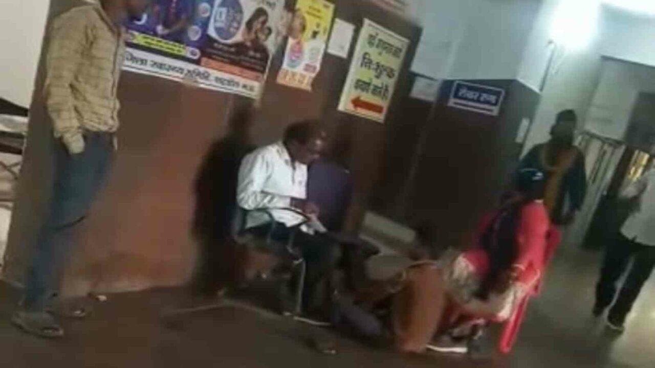Madhya Pradesh: బాలుడితో కాళ్లు పట్టించుకున్న ప్రభుత్వ ఆస్పత్రి ఉద్యోగి.. నోటీసులు జారీ.. వీడియో వైరల్ Madhya Pradesh: బాలుడితో కాళ్లు పట్టించుకున్న ప్రభుత్వ ఆస్పత్రి ఉద్యోగి.. నోటీసులు జారీ.. వీడియో వైరల్