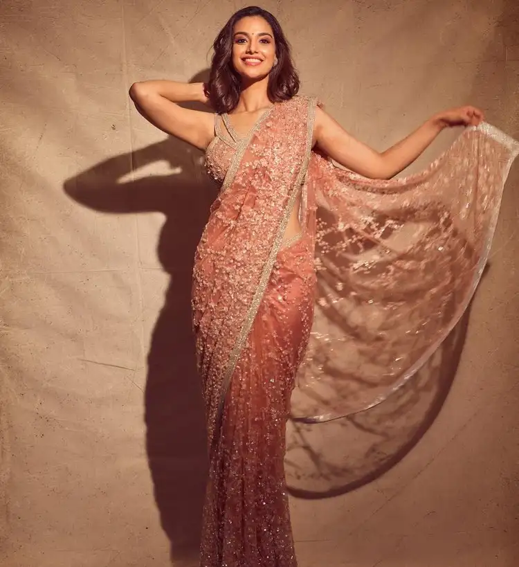 Meenakshi Choudhary Flaunts Her Beauty In Saree