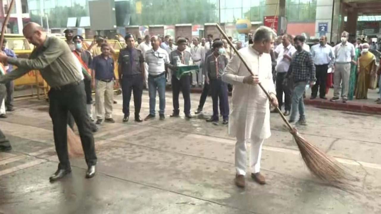 Railway Minister Ashwini Vaishnaw : చీపురు పట్టి రైల్వే స్టేషన్ ను ఊడ్చిన రైల్వే మంత్రి Railway Minister Ashwini Vaishnaw : చీపురు పట్టి రైల్వే స్టేషన్ ను ఊడ్చిన రైల్వే మంత్రి