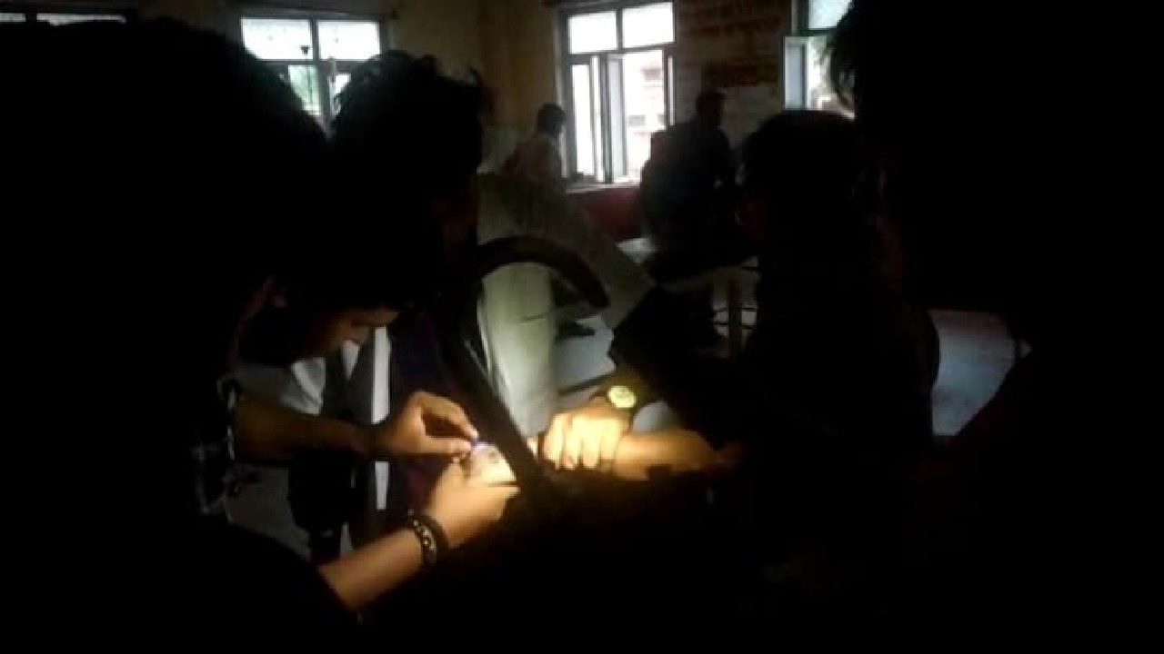Mobile Torches: కరెంటు లేక మొబైల్ టార్చ్తో రోగులకు చికిత్స.. వైరల్గా మారిన వీడియో Mobile Torches: కరెంటు లేక మొబైల్ టార్చ్తో రోగులకు చికిత్స.. వైరల్గా మారిన వీడియో