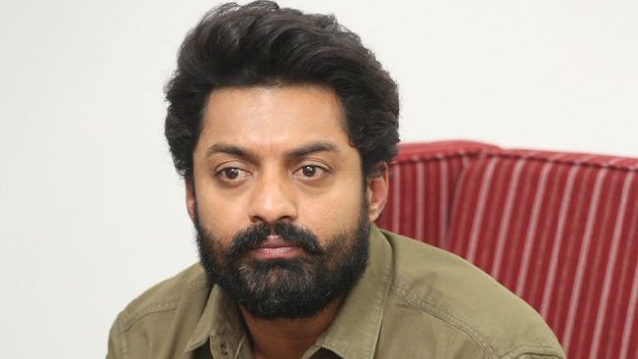 Nandamuri Kalyan Ram: వైఎస్సార్ పార్టీ అధికార దుర్వినియోగం చేస్తుంది.. హెల్త్ యూనివర్సిటీ పేరు మార్పుపై కళ్యాణ్ రామ్ ట్వీట్! Nandamuri Kalyan Ram: వైఎస్సార్ పార్టీ అధికార దుర్వినియోగం చేస్తుంది.. హెల్త్ యూనివర్సిటీ పేరు మార్పుపై కళ్యాణ్ రామ్ ట్వీట్!