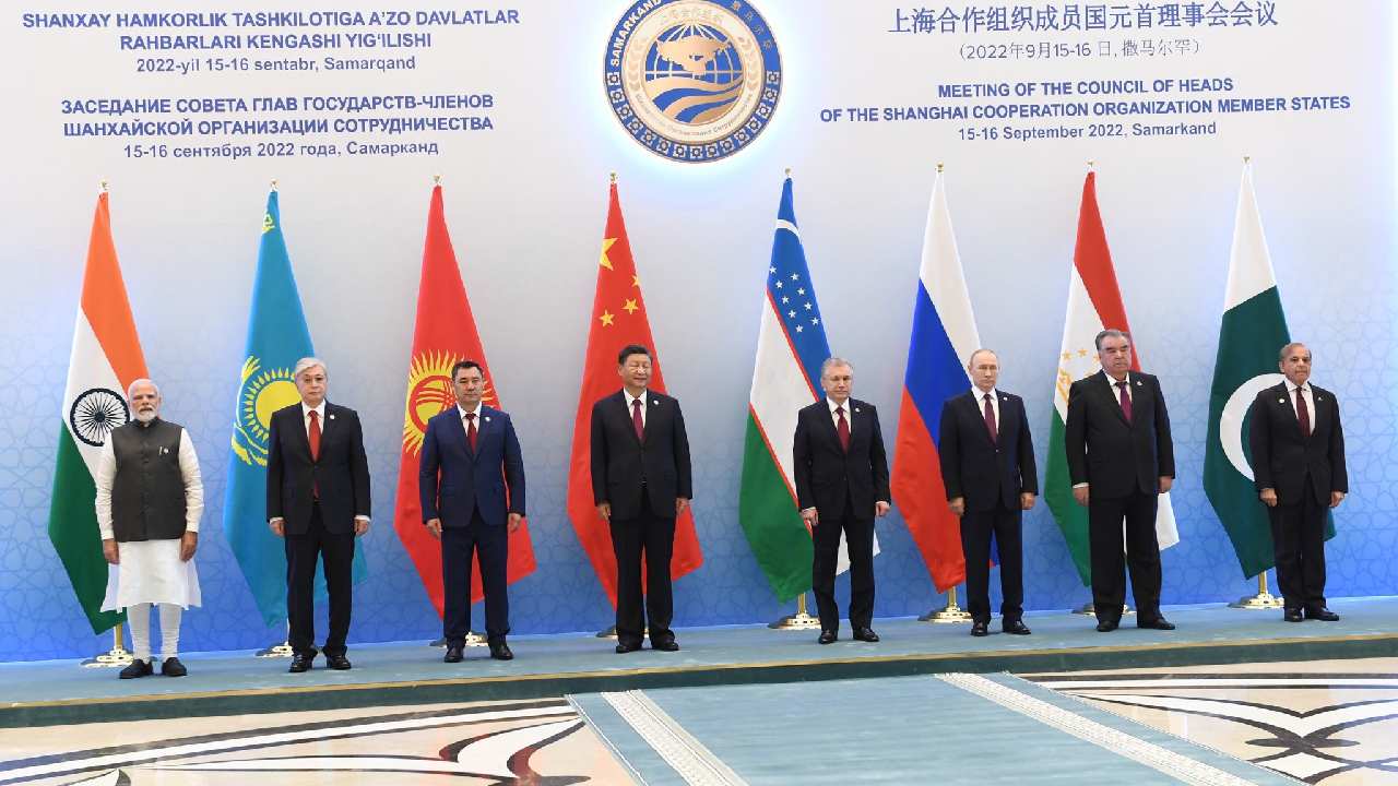 Shanghai Cooperation Organisation: పాక్, చైనా, రష్యా అధ్యక్షులతో కలిసి ఒకే వేదికపై ప్రధాని మోదీ Shanghai Cooperation Organisation: పాక్, చైనా, రష్యా అధ్యక్షులతో కలిసి ఒకే వేదికపై ప్రధాని మోదీ