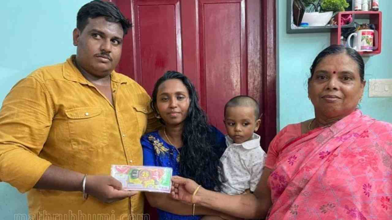 Onam Bumper Lottery: అదృష్టమంటే ఈ ఆటో డ్రైవర్దే.. రూ.500 లాటరీ టికెట్తో రూ. 25కోట్లు గెలుచుకున్న యువకుడు Onam Bumper Lottery: అదృష్టమంటే ఈ ఆటో డ్రైవర్దే.. రూ.500 లాటరీ టికెట్తో రూ. 25కోట్లు గెలుచుకున్న యువకుడు