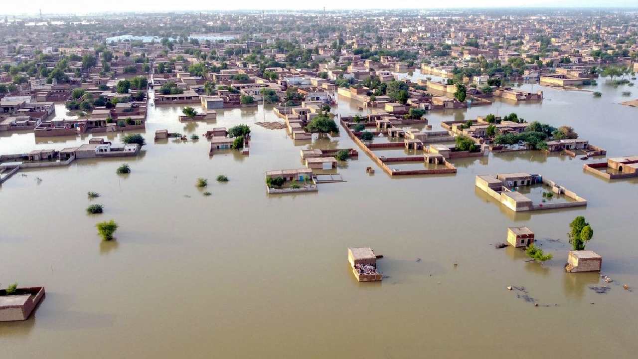 Pakistan floods: పాకిస్తాన్లో వరదలకు 1,290 మంది మృతి.. నిరాశ్రయులైన 6 లక్షల మంది Pakistan floods: పాకిస్తాన్లో వరదలకు 1,290 మంది మృతి.. నిరాశ్రయులైన 6 లక్షల మంది