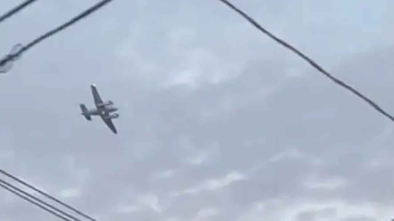 Plane Crash : వీడెవడండీ బాబూ.. ఏకంగా విమానాన్నే దొంగలించాడు.. కూల్చేస్తానంటూ చుక్కలు చూపించాడు Plane Crash : వీడెవడండీ బాబూ.. ఏకంగా విమానాన్నే దొంగలించాడు.. కూల్చేస్తానంటూ చుక్కలు చూపించాడు