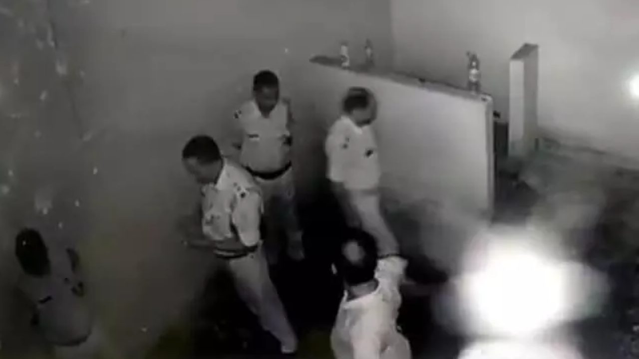 Police In Lockup: పోలీసుల్నే లాకప్లో ఉంచి, తాళం వేసిన ఎస్పీ.. బయటపడ్డ వీడియో.. తాను ఆ పని చేయలేదన్న ఎస్పీ Police In Lockup: పోలీసుల్నే లాకప్లో ఉంచి, తాళం వేసిన ఎస్పీ.. బయటపడ్డ వీడియో.. తాను ఆ పని చేయలేదన్న ఎస్పీ