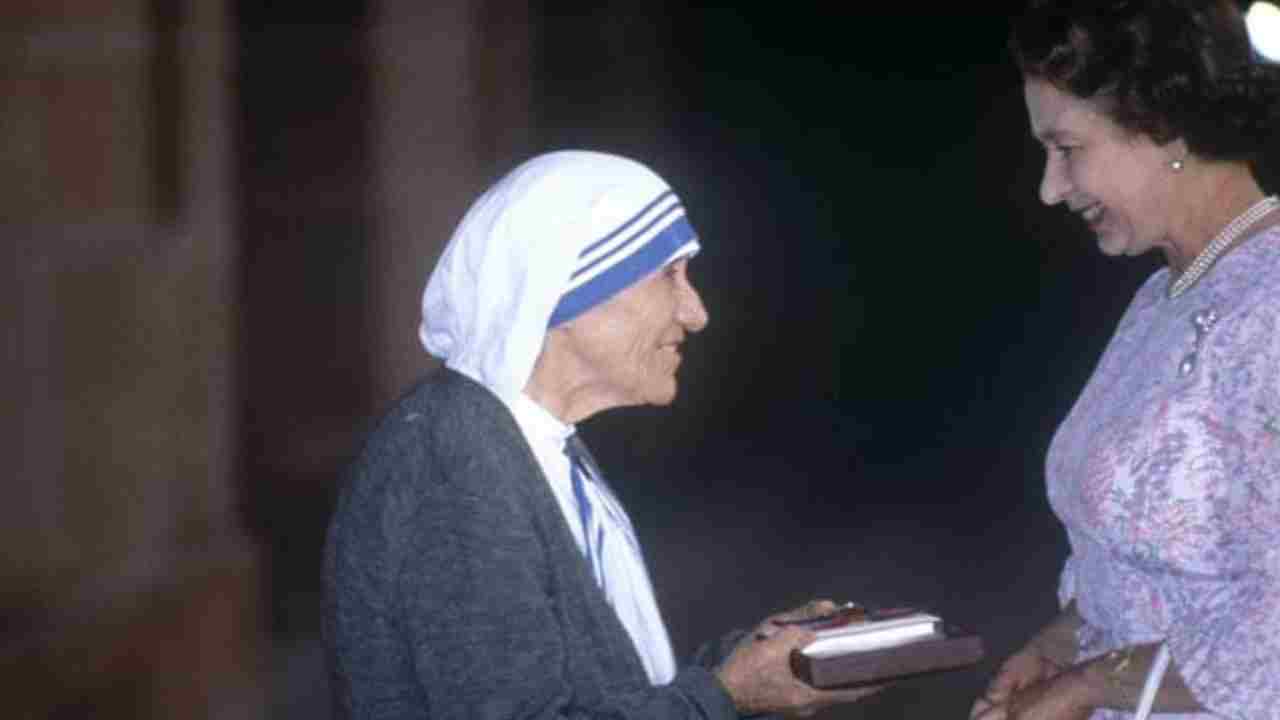 Queen Elizabeth presents the Order of Merit to Mother Teresa in 1983 in Delhi. (Getty Image)