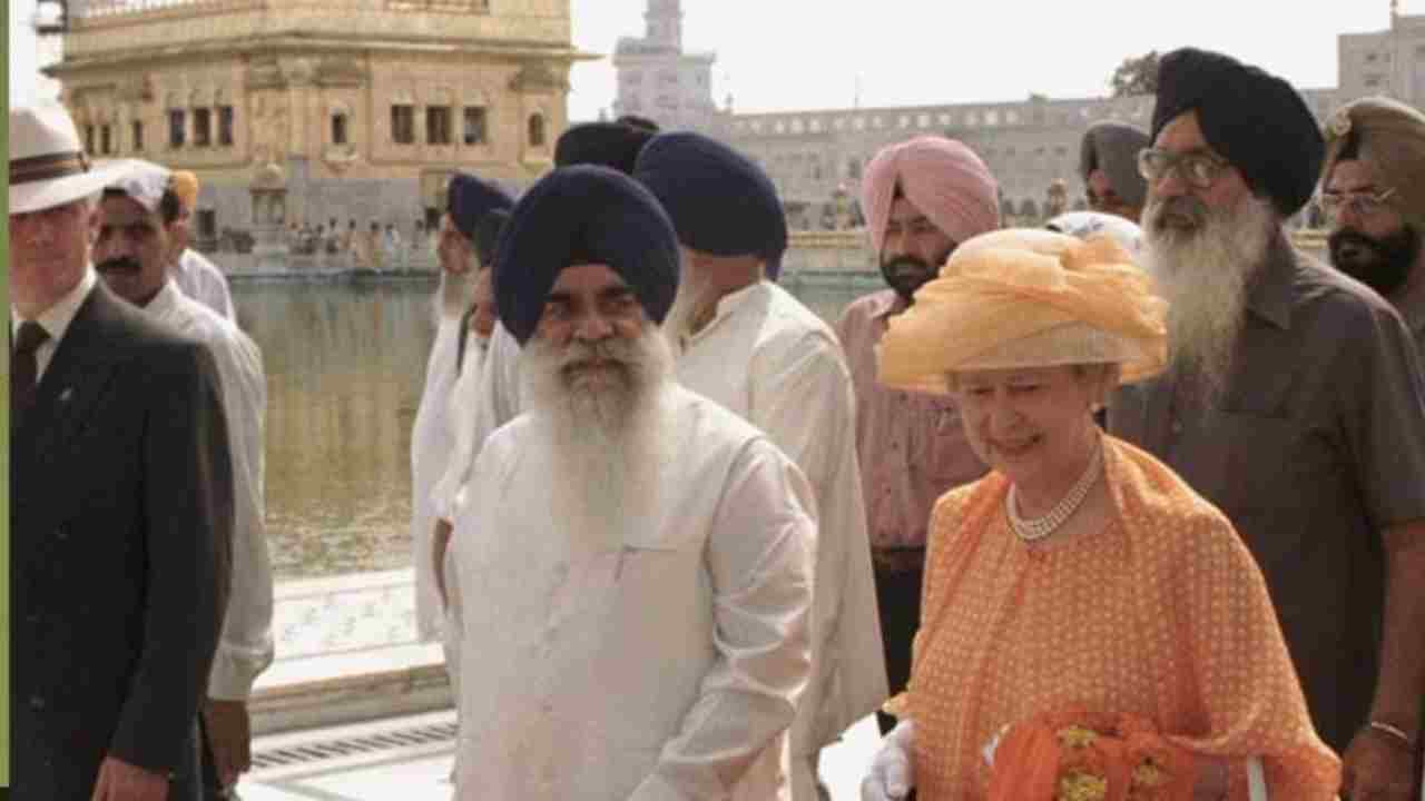 The Queen makes her way from the Golden Temple of Amritsar.