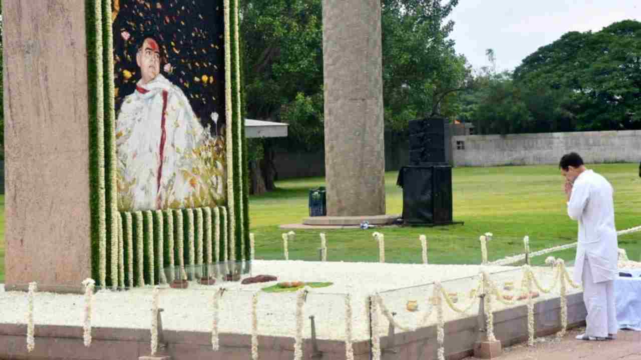 Bharat Jodo Yatra: రాజకీయ ప్రవేశం తరువాత తొలిసారి.. తండ్రి స్మారకాన్ని సందర్శించిన రాహుల్.. Bharat Jodo Yatra: రాజకీయ ప్రవేశం తరువాత తొలిసారి.. తండ్రి స్మారకాన్ని సందర్శించిన రాహుల్..