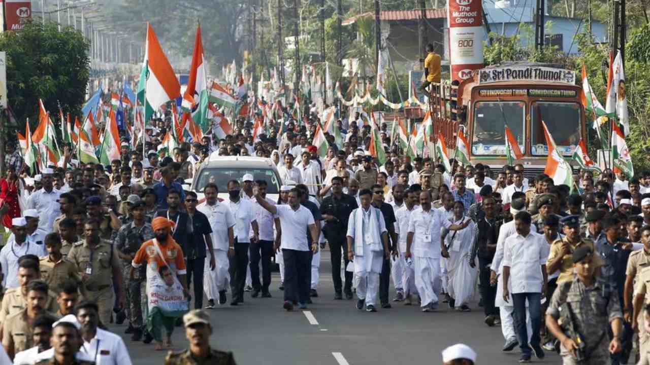 Bharat Jodo Yatra: 13వ రోజు కేరళలో కొనసాగుతున్న భారత్ జోడో యాత్ర.. రాహుల్ పాదయాత్రలో భారీగా పాల్గొన్న కాంగ్రెస్ శ్రేణులు Bharat Jodo Yatra: 13వ రోజు కేరళలో కొనసాగుతున్న భారత్ జోడో యాత్ర.. రాహుల్ పాదయాత్రలో భారీగా పాల్గొన్న కాంగ్రెస్ శ్రేణులు