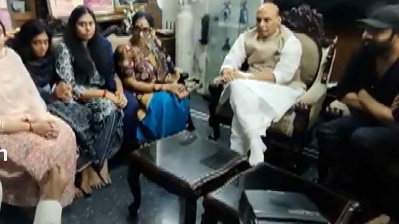Rajnath Singh Meets Prabhas : ప్రభాస్ను కలిసిన కేంద్రమంత్రి రాజ్నాథ్ సింగ్.. కృష్ణంరాజు మృతికి సంతాపం Rajnath Singh Meets Prabhas : ప్రభాస్ను కలిసిన కేంద్రమంత్రి రాజ్నాథ్ సింగ్.. కృష్ణంరాజు మృతికి సంతాపం