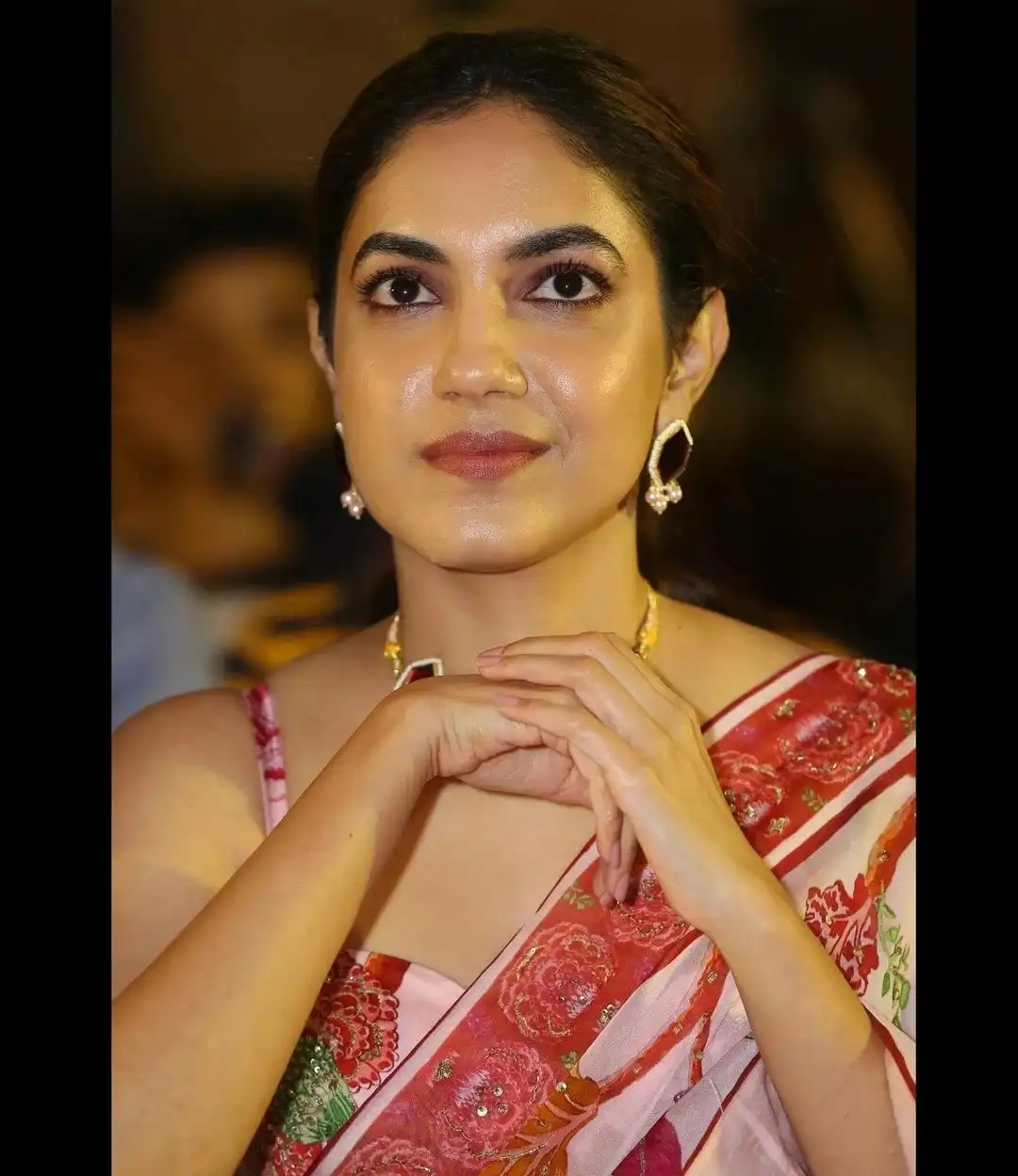 Ritu Varma Mesmarizing in Saree at OkeOka Jeevitham Pre Release Event still10