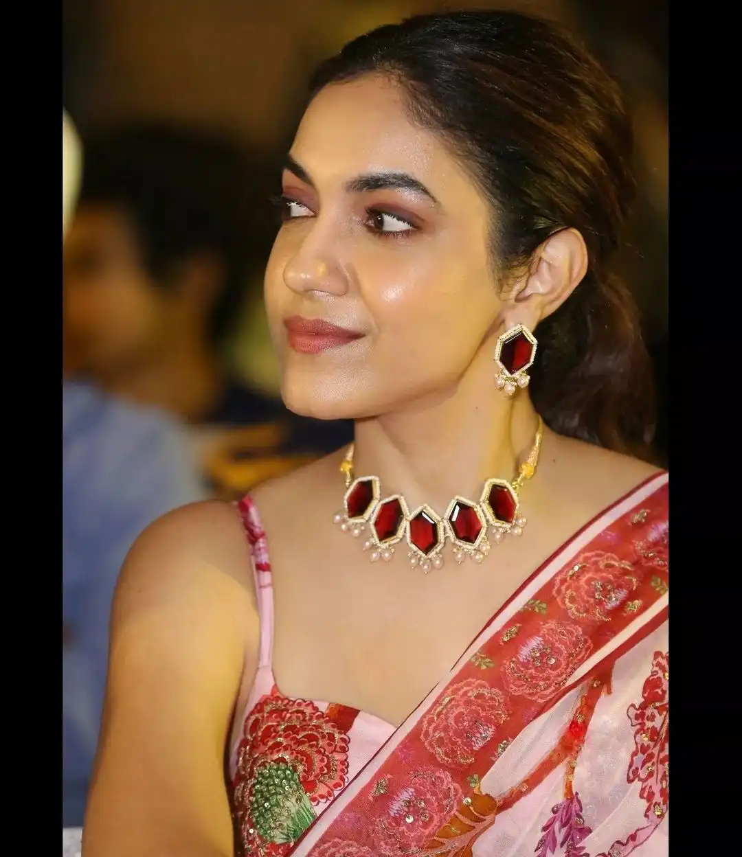 Ritu Varma Mesmarizing in Saree at OkeOka Jeevitham Pre Release Event still3