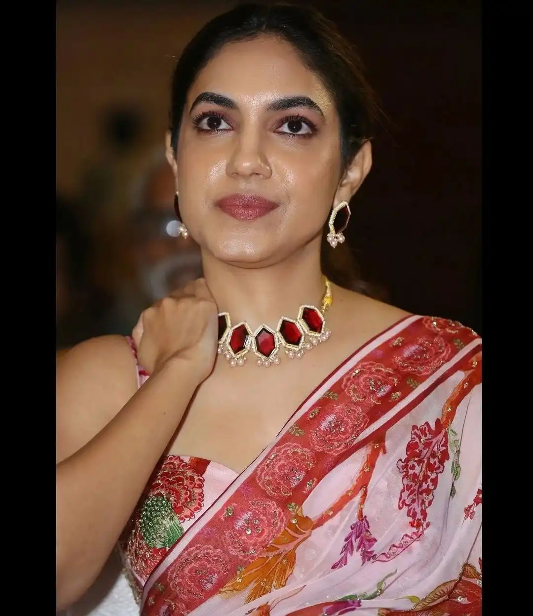 Ritu Varma Mesmarizing in Saree at OkeOka Jeevitham Pre Release Event still6