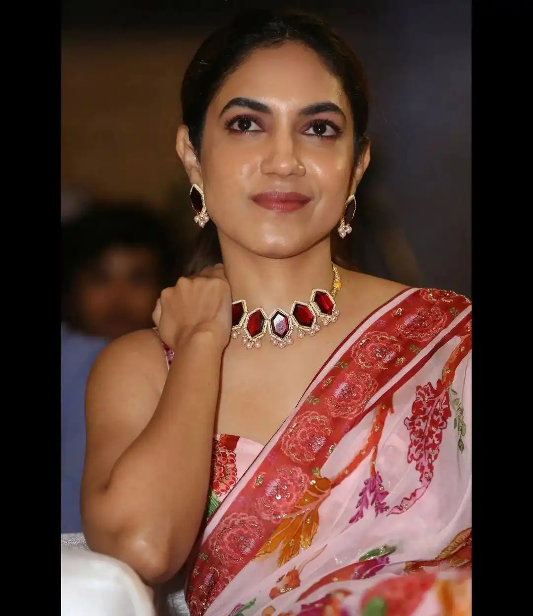 Ritu Varma Mesmarizing in Saree at OkeOka Jeevitham Pre Release Event still7