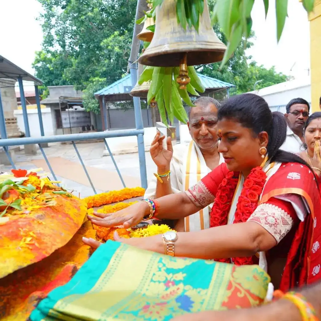 Roja Selvamani at Tripuranthakam Temple on Sharannavaratrulu first day