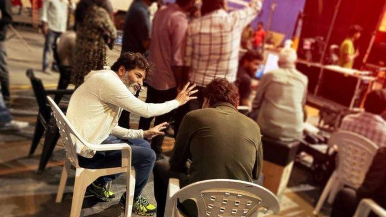 SSMB 28 : ఎట్టకేలకు మహేష్-త్రివిక్రమ్ సినిమా మొదలు.. వైరల్ అవుతున్న షూటింగ్ పిక్.. SSMB 28 : ఎట్టకేలకు మహేష్-త్రివిక్రమ్ సినిమా మొదలు.. వైరల్ అవుతున్న షూటింగ్ పిక్..