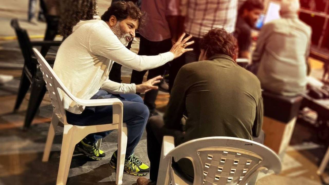 Mahesh Babu: మహేష్ను ఢీకొంటున్న బాలీవుడ్ హీరో.. త్రివిక్రమ్ ప్లాన్ అందుకేనా..? Mahesh Babu: మహేష్ను ఢీకొంటున్న బాలీవుడ్ హీరో.. త్రివిక్రమ్ ప్లాన్ అందుకేనా..?