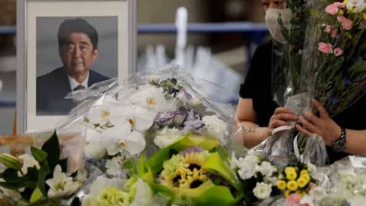 Shinzo Abe funeral cost : క్వీన్ ఎలిజబెత్ అంత్యక్రియలకంటే ఎక్కువగా షింజో అబే వీడ్కోలు ఖర్చు.. అంత అవసరమా?అంటూ ప్రజల ఆగ్రహం Shinzo Abe funeral cost : క్వీన్ ఎలిజబెత్ అంత్యక్రియలకంటే ఎక్కువగా షింజో అబే వీడ్కోలు ఖర్చు.. అంత అవసరమా?అంటూ ప్రజల ఆగ్రహం