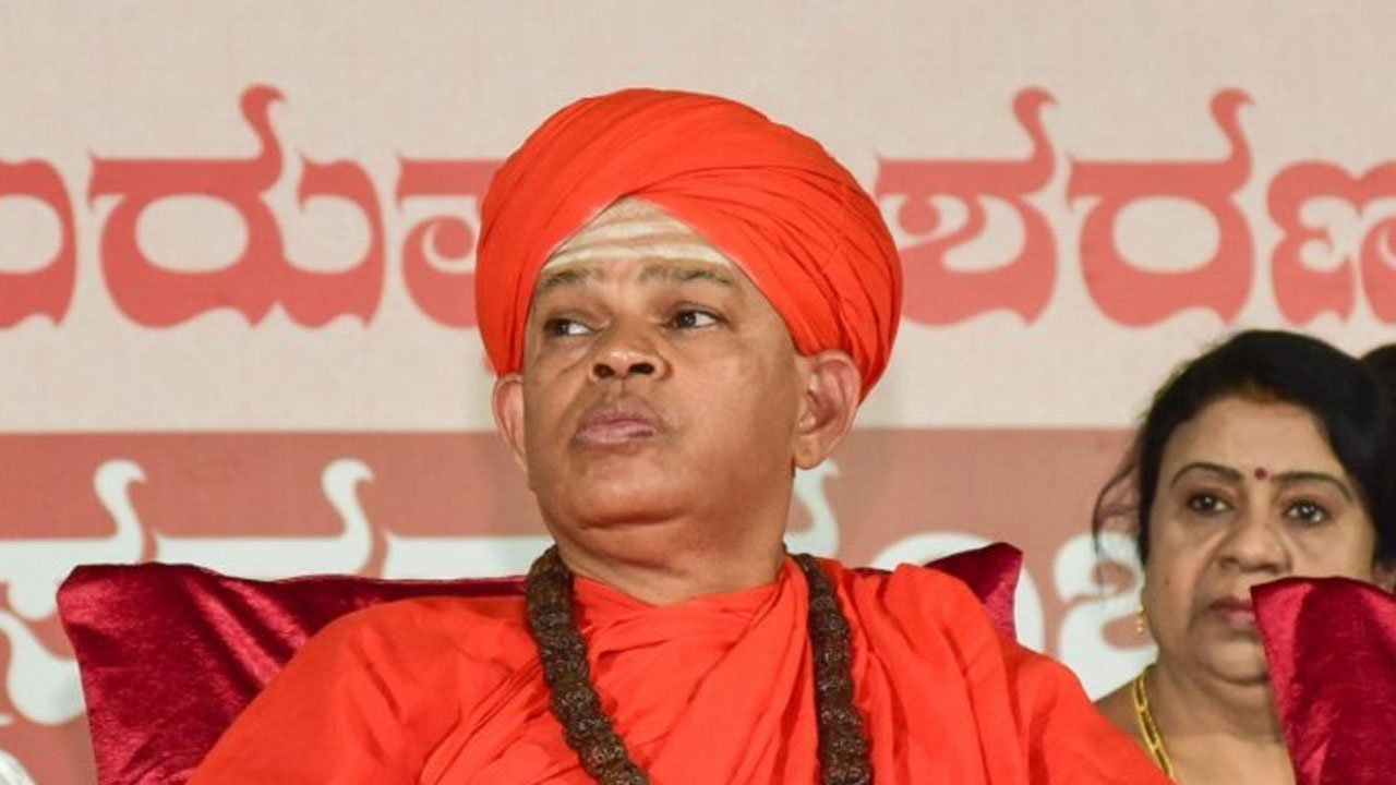 Karnataka: ఇద్దరు మైనర్ బాలికలపై అత్యాచారం కేసులో 4 రోజుల పోలీస్ కస్టడీకి మురుగ మఠాధిపతి శివమూర్తి Karnataka: ఇద్దరు మైనర్ బాలికలపై అత్యాచారం కేసులో 4 రోజుల పోలీస్ కస్టడీకి మురుగ మఠాధిపతి శివమూర్తి