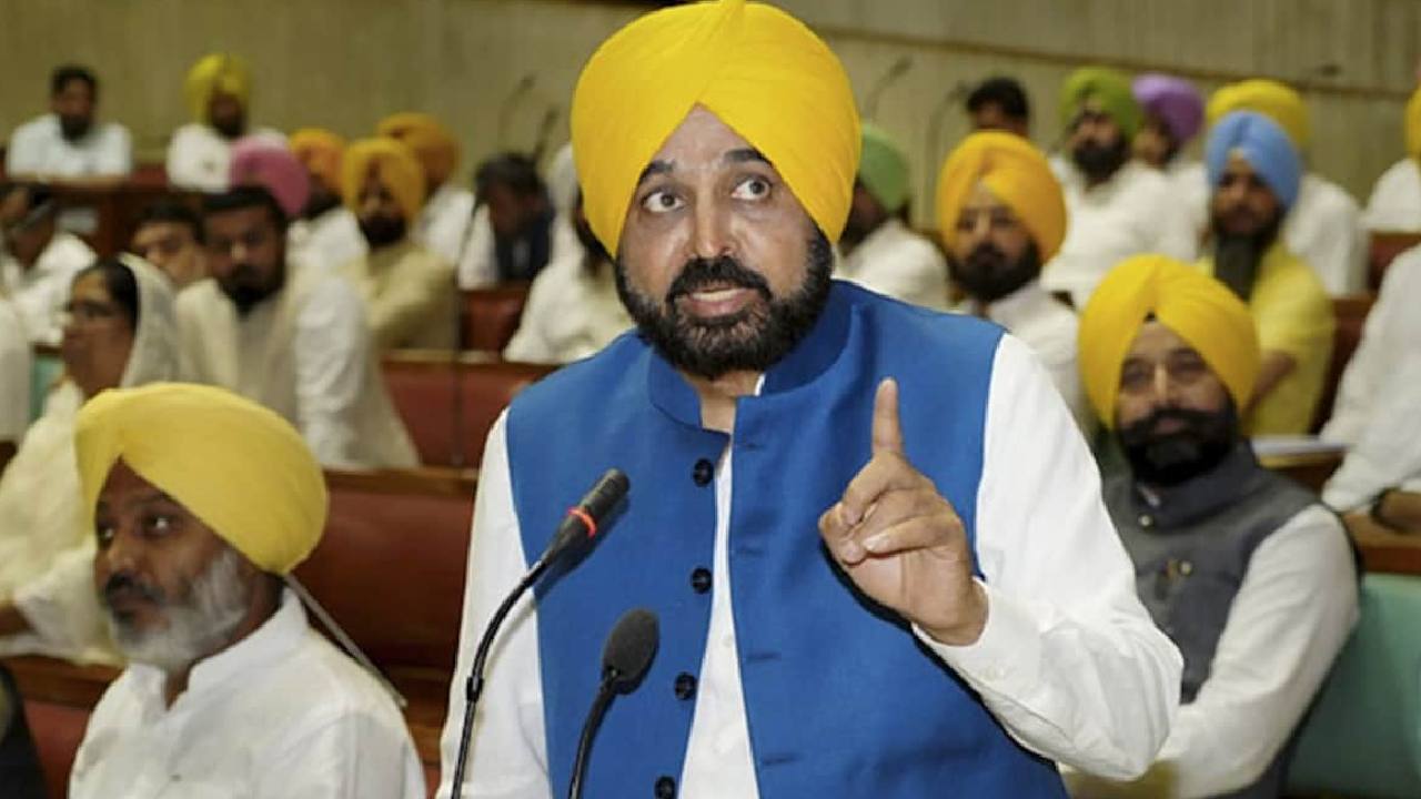 So-called aam aadmi: పంజాబ్ సీఎం కాన్వాయ్లో 42 కార్లు.. ఆమ్ ఆద్మీపై కాంగ్రెస్ విమర్శలు So-called aam aadmi: పంజాబ్ సీఎం కాన్వాయ్లో 42 కార్లు.. ఆమ్ ఆద్మీపై కాంగ్రెస్ విమర్శలు