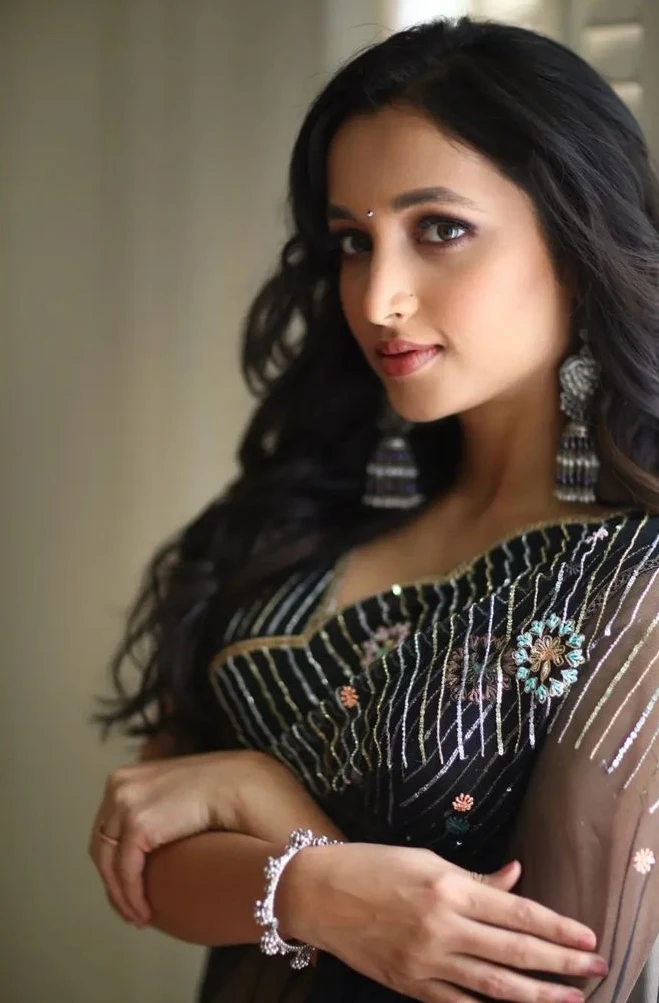 Srinidhi Shetty Sizzles In Saree