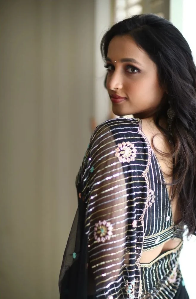 Srinidhi Shetty Sizzles In Saree