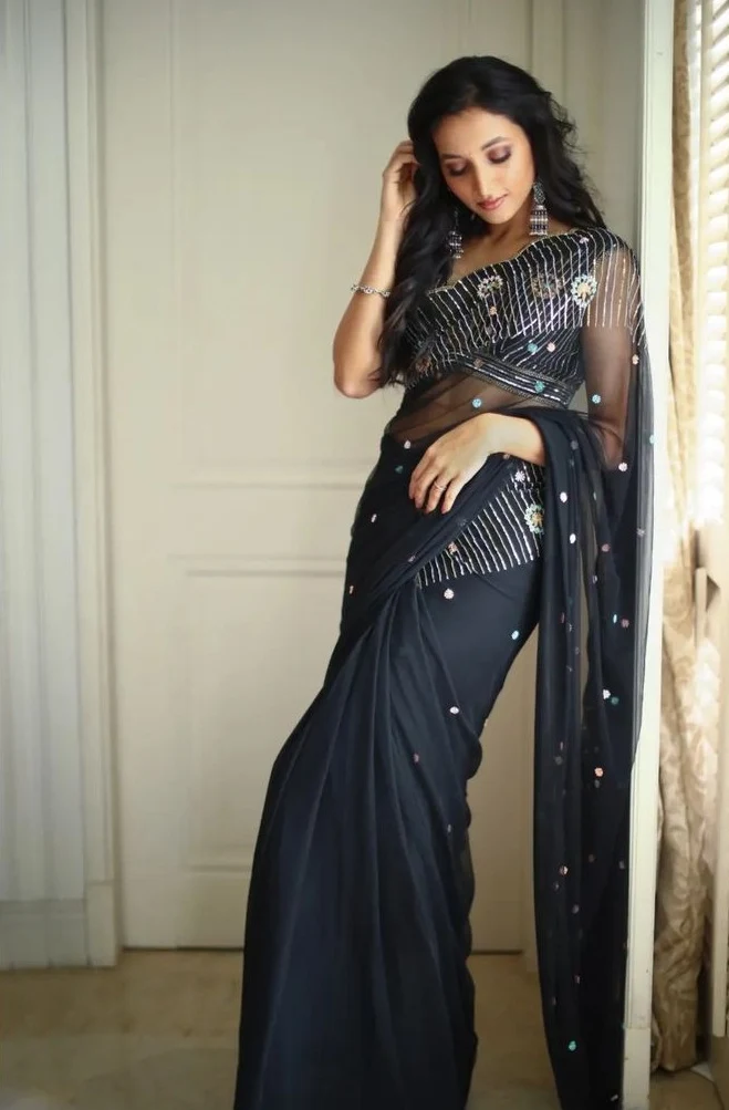 Srinidhi Shetty Sizzles In Saree