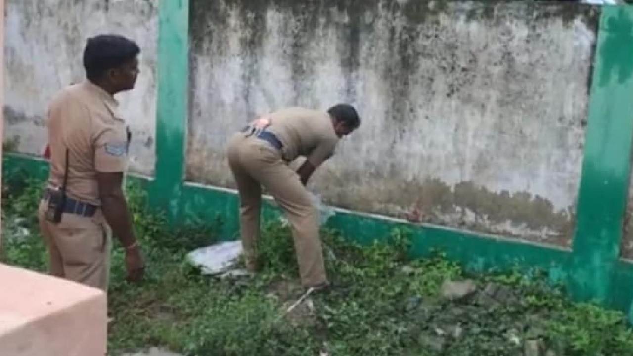 Tamil Nadu: పొదల్లో శిశువు మృతదేహం.. స్కూల్లోనే ప్రసవించి, వదిలేసిన బాలిక Tamil Nadu: పొదల్లో శిశువు మృతదేహం.. స్కూల్లోనే ప్రసవించి, వదిలేసిన బాలిక