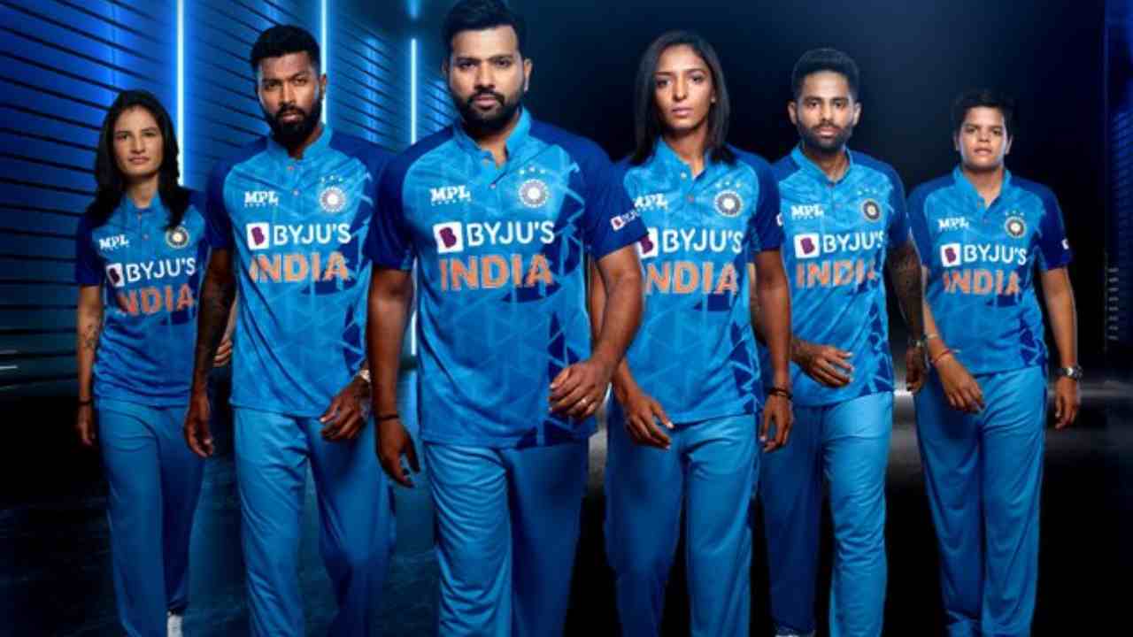 Team India New Jersey: టీ20 వరల్డ్కప్కోసం టీమిండియా కొత్త జెర్సీ వచ్చేసింది.. Team India New Jersey: టీ20 వరల్డ్కప్కోసం టీమిండియా కొత్త జెర్సీ వచ్చేసింది..