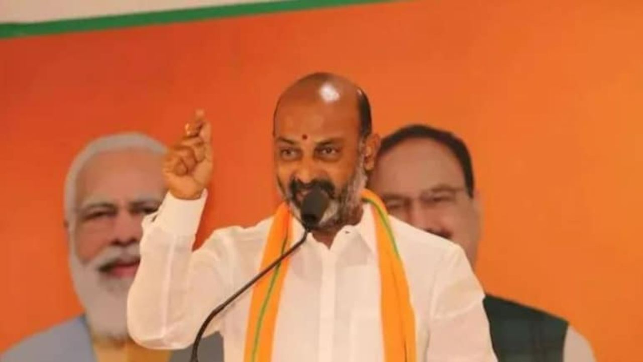 Bjp Chief Bandi Sanjay: సీఎం కేసీఆర్ ప్రధానిని ఫాసిస్ట్ అంటే తప్పులేదట .. ఈటల స్పీకర్ ను మరమనిషి అంటే తప్పు వచ్చిందా? : బండి సంజయ్ Bjp Chief Bandi Sanjay: సీఎం కేసీఆర్ ప్రధానిని ఫాసిస్ట్ అంటే తప్పులేదట .. ఈటల స్పీకర్ ను మరమనిషి అంటే తప్పు వచ్చిందా? : బండి సంజయ్