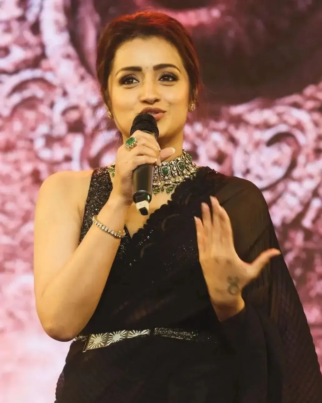 Trisha Krishnan shines in Black Saree at Ponniyin Selvan 1 Pre Release Event