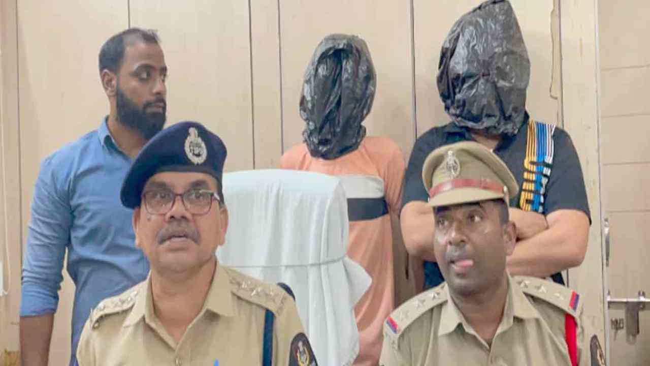 Hyderabad: మైనర్ బాలికపై అత్యాచారం కేసులో సీసీటీవీ పుటేజీలు పరిశీలించిన పోలీసులు.. కీలక వివరాలు సేకరణ Hyderabad: మైనర్ బాలికపై అత్యాచారం కేసులో సీసీటీవీ పుటేజీలు పరిశీలించిన పోలీసులు.. కీలక వివరాలు సేకరణ