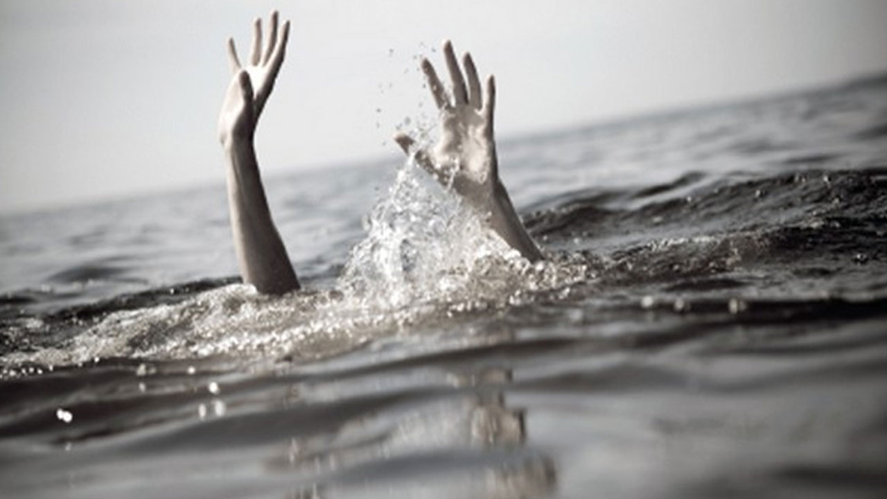 Narmada Canal: ముగ్గురు పిల్లల్ని కెనాల్లో విసిరేసి.. ప్రియుడితో కలిసి అదే కెనాల్లో దూకిన మహిళ Narmada Canal: ముగ్గురు పిల్లల్ని కెనాల్లో విసిరేసి.. ప్రియుడితో కలిసి అదే కెనాల్లో దూకిన మహిళ