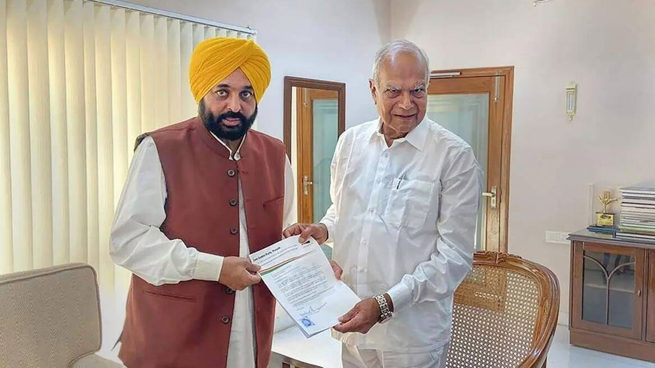 Punjab: సీఎంను కలుసుకున్నాక మనసు మార్చుకున్న గవర్నర్.. అసెంబ్లీ సమావేశానికి గ్రీన్ సిగ్నల్ Punjab: సీఎంను కలుసుకున్నాక మనసు మార్చుకున్న గవర్నర్.. అసెంబ్లీ సమావేశానికి గ్రీన్ సిగ్నల్