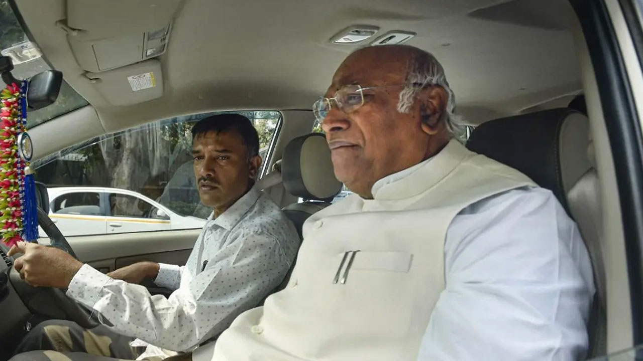 Congress President Poll: గాంధీ కుటుంబం అండతో నామినేషన్ వేసిన మల్లికార్జున ఖర్గే Congress President Poll: గాంధీ కుటుంబం అండతో నామినేషన్ వేసిన మల్లికార్జున ఖర్గే