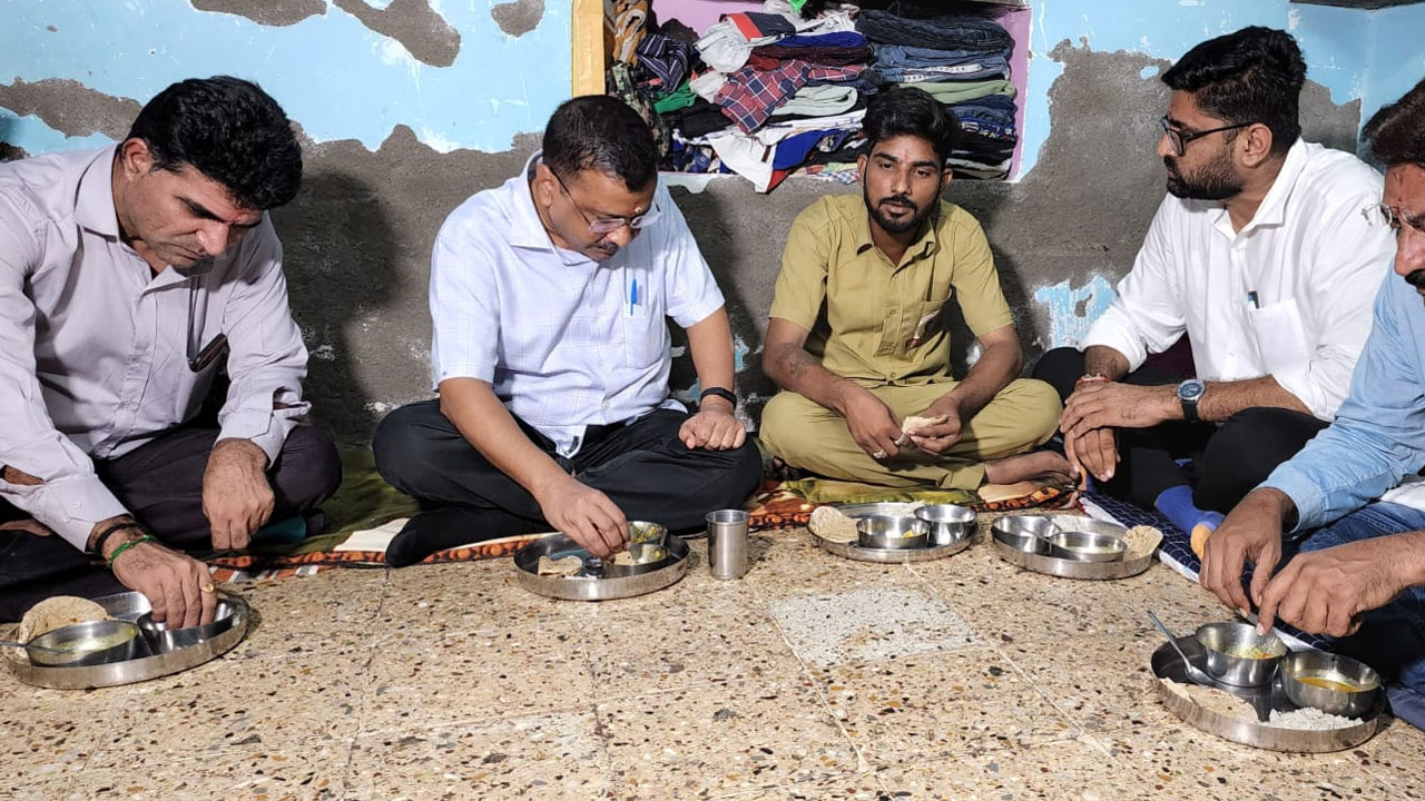 AAP: కేజ్రీవాల్కు ఝలక్.. ఇంటికి పిలిచి అన్నం పెట్టిన ఆటోవాలా, బీజేపీకి యూటర్న్ AAP: కేజ్రీవాల్కు ఝలక్.. ఇంటికి పిలిచి అన్నం పెట్టిన ఆటోవాలా, బీజేపీకి యూటర్న్