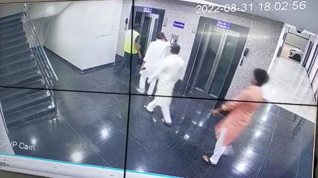 Deoghar airport row: జార్ఖండ్ ఐఏఎస్ అధికారిపై దేశద్రోహం కేసు ఫైల్ చేసిన బీజేపీ ఎంపీ Deoghar airport row: జార్ఖండ్ ఐఏఎస్ అధికారిపై దేశద్రోహం కేసు ఫైల్ చేసిన బీజేపీ ఎంపీ