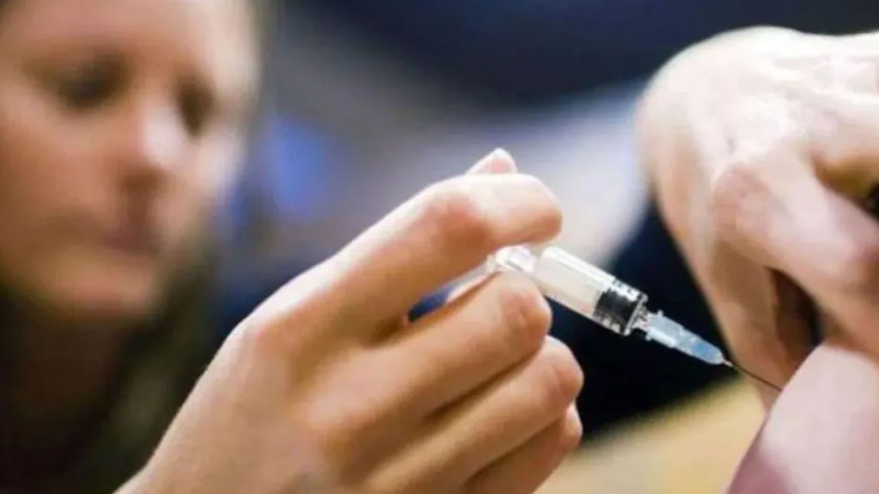 Cervical Cancer Vaccine: బాలికలకు గుడ్ న్యూస్.. గర్భాశయ క్యాన్సర్కు వ్యాక్సిన్ విడుదల Cervical Cancer Vaccine: బాలికలకు గుడ్ న్యూస్.. గర్భాశయ క్యాన్సర్కు వ్యాక్సిన్ విడుదల