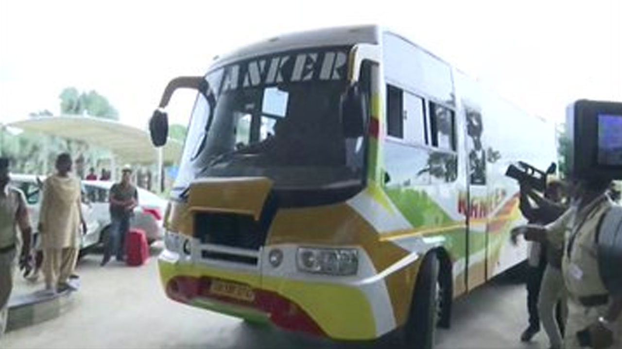MLAs Return To Ranchi: జార్ఖండ్లో హైటెన్షన్.. రాయ్పూర్ నుంచి తిరుగు ప్రయాణమైన జేఎంఎం, కాంగ్రెస్ ఎమ్మెల్యేలు MLAs Return To Ranchi: జార్ఖండ్లో హైటెన్షన్.. రాయ్పూర్ నుంచి తిరుగు ప్రయాణమైన జేఎంఎం, కాంగ్రెస్ ఎమ్మెల్యేలు