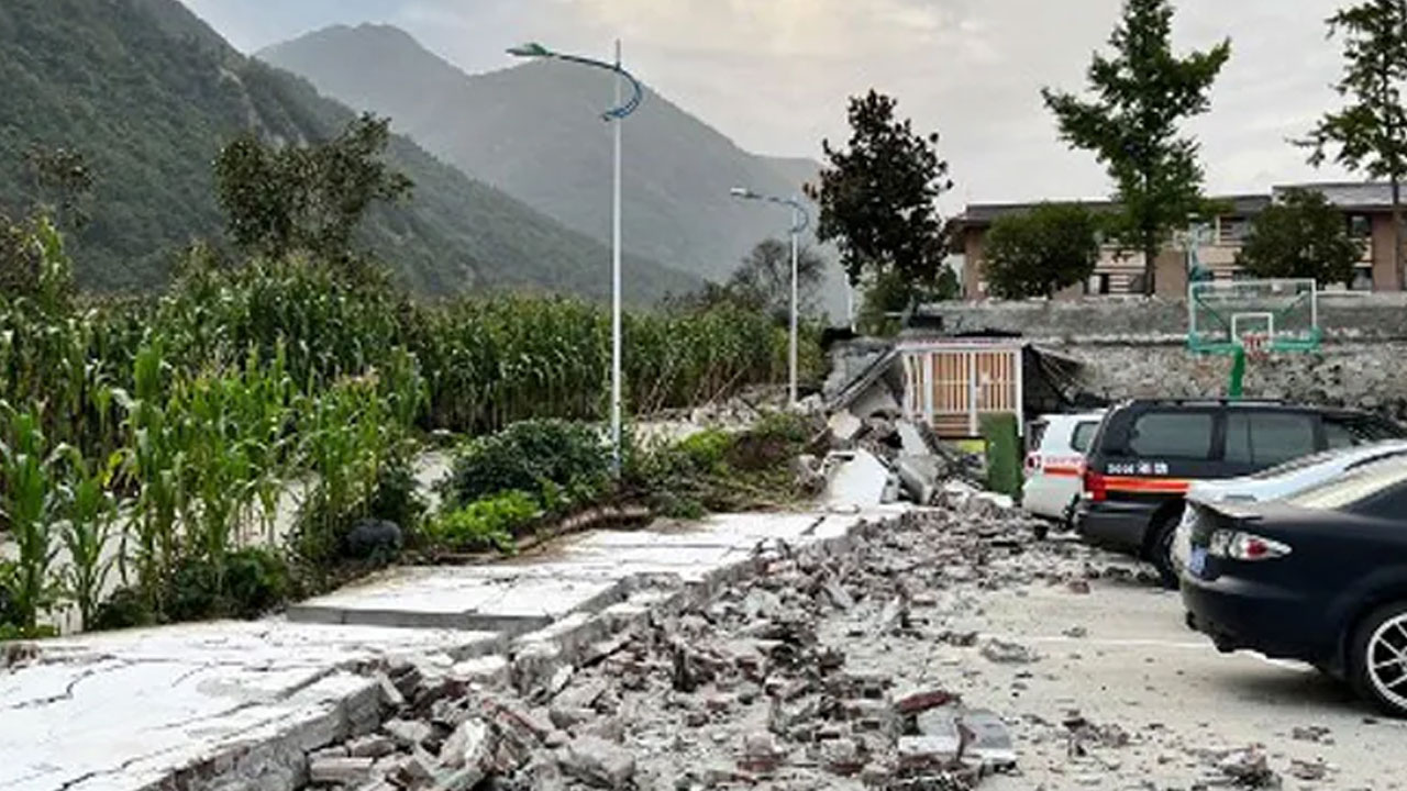 Massive Earthquake In China: చైనాలో భారీ భూకంపం.. 46 మంది మృతి Massive Earthquake In China: చైనాలో భారీ భూకంపం.. 46 మంది మృతి